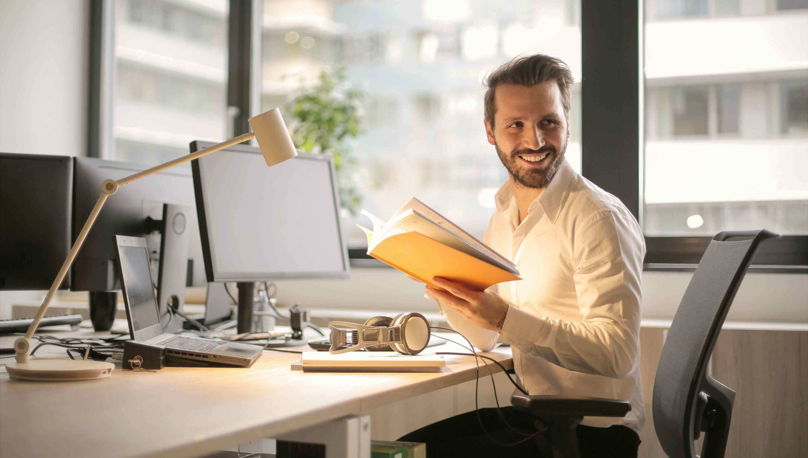 8 Tips on How to Deal with Sweat at Work Effectively